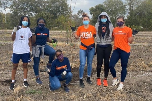 Roadrunners Give Back